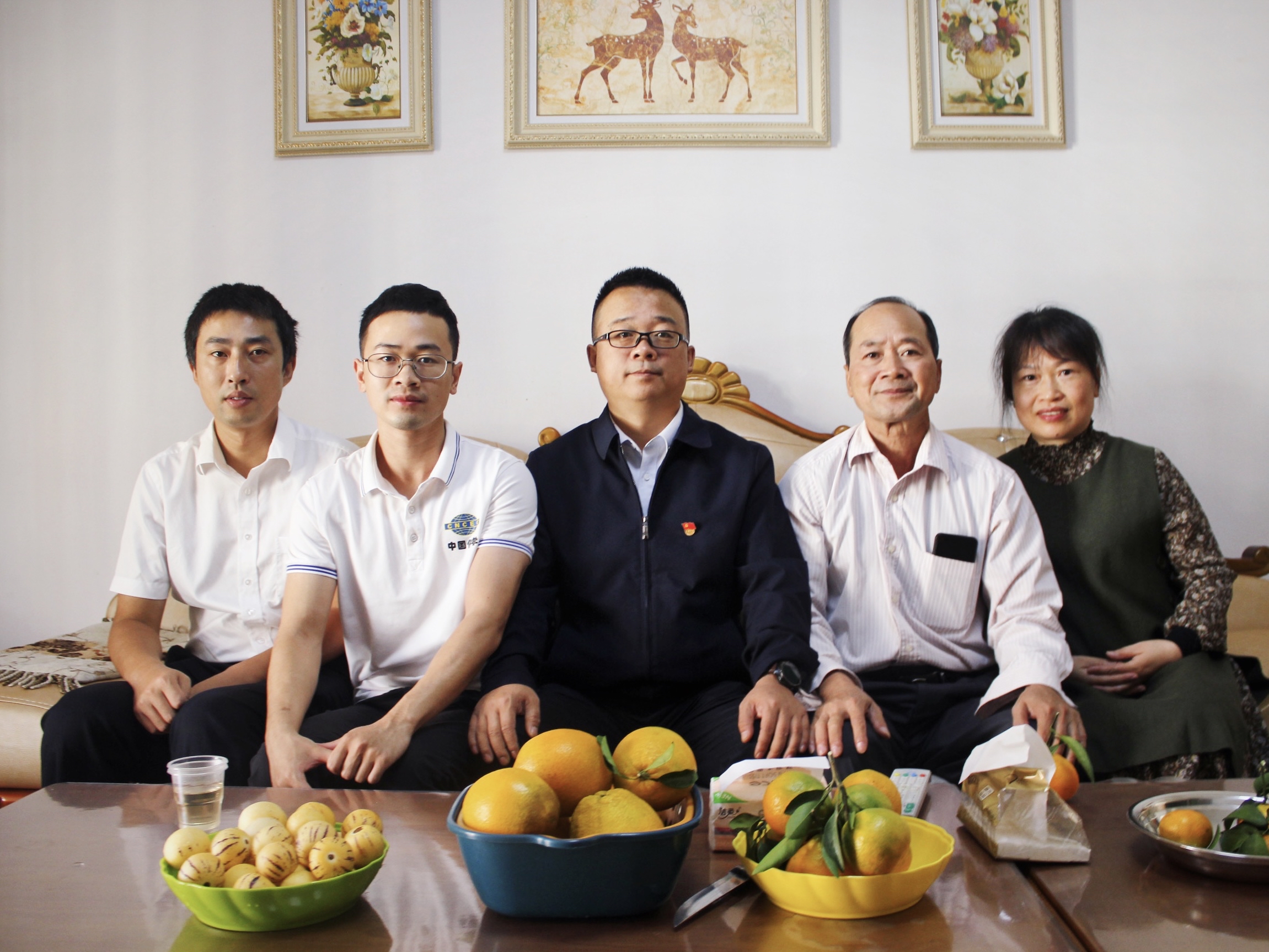 唐怀军一行与苏若晟家属合影留念.jpg